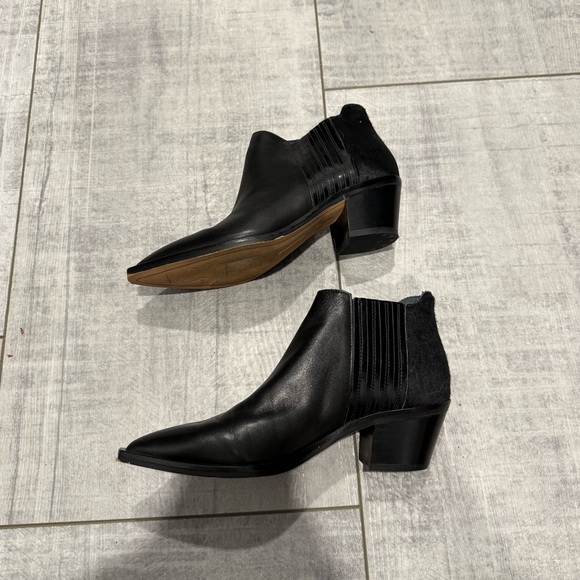 Dolce Vita Black Ankle Booties with Pointed Toe - Picture 2 of 7